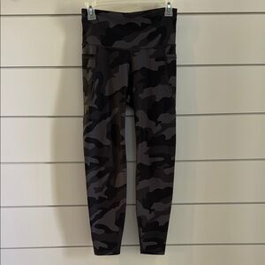 Old Navy Black Gray Camouflage Leggings With Pockets